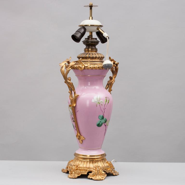 BORDSLAMPA, porslin samt förgylld brons, troligen Frankrike, 1800-talets slut.