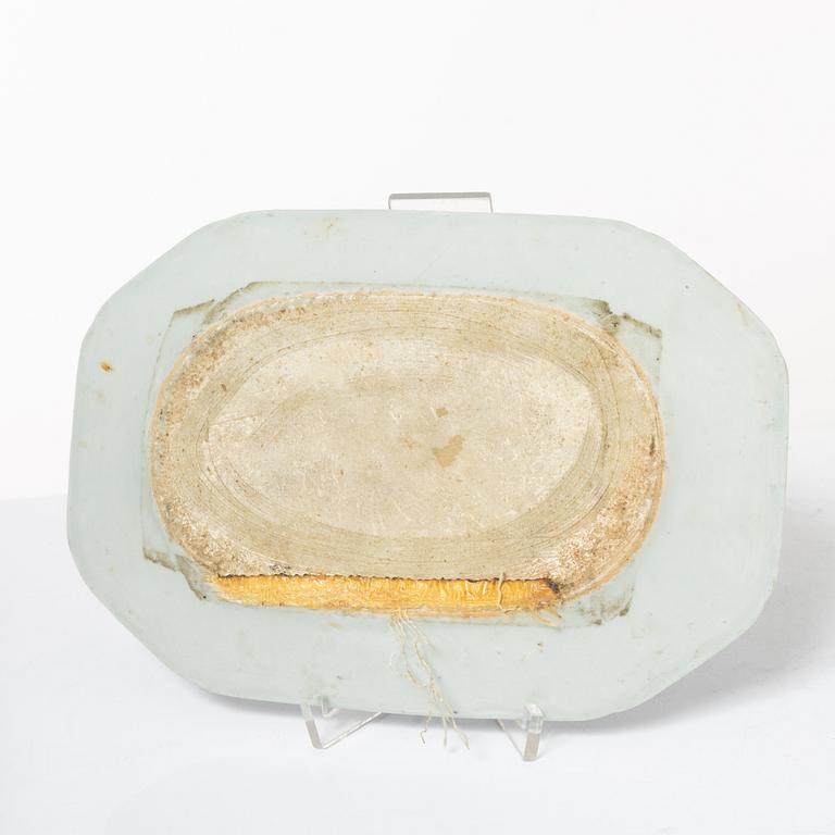 A pair of Chinese blue and white porcelain dishes and two jars, Qing dynasty, 19th century.