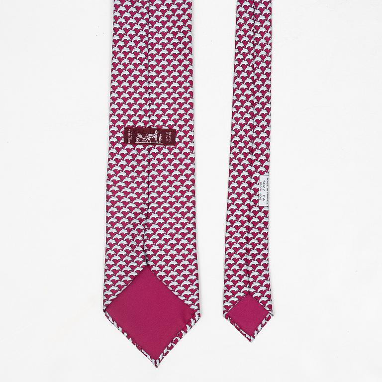 Hermès, a silk tie and two pocket squares.
