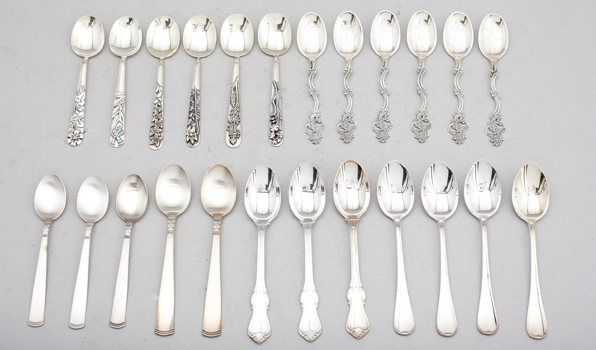 KAFFESKEDAR, 24 st, silver, olika modeller bla Olga och gammeldansk. Vikt ca 298 g.