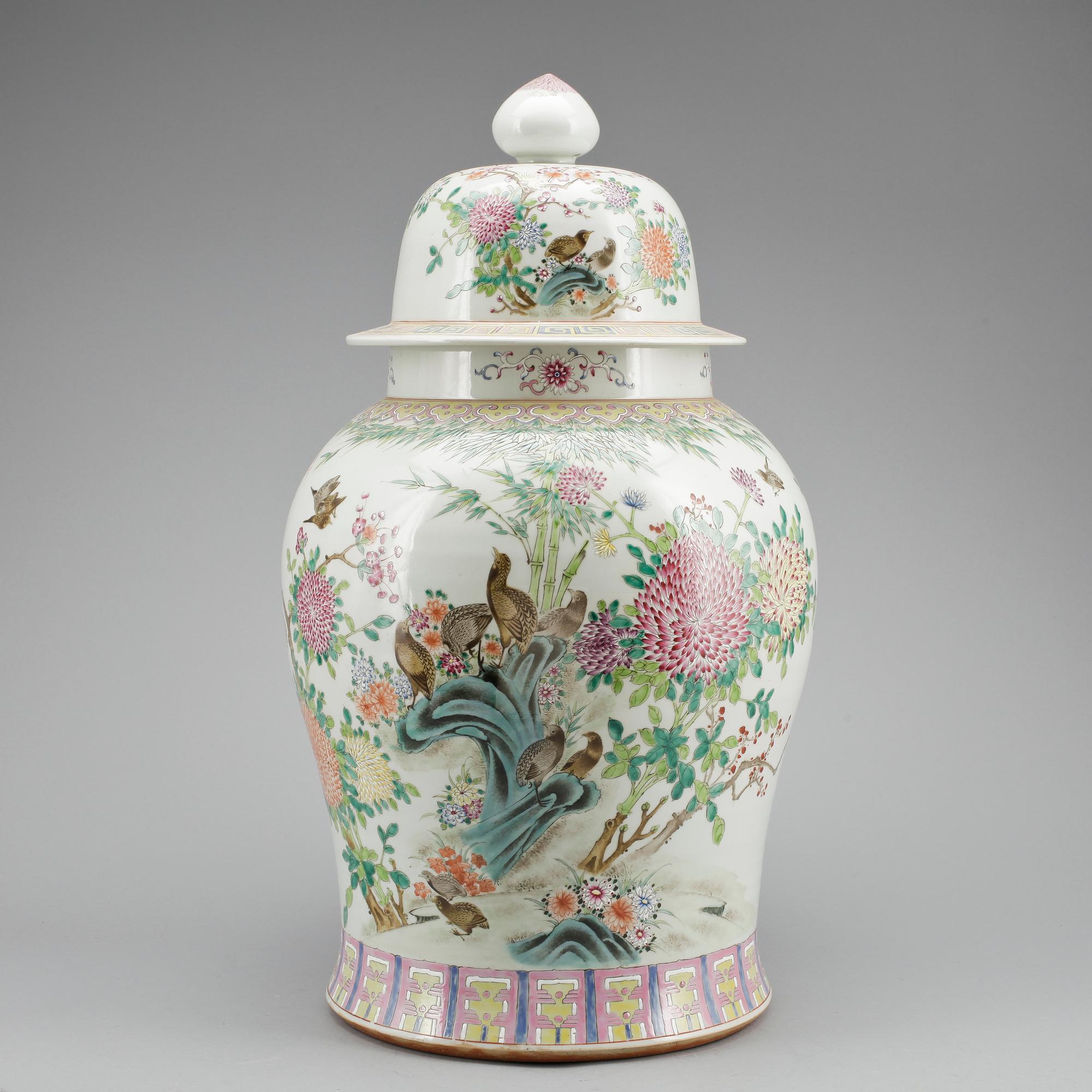 GOLVURNA, porslin, Kina 1900-tal.