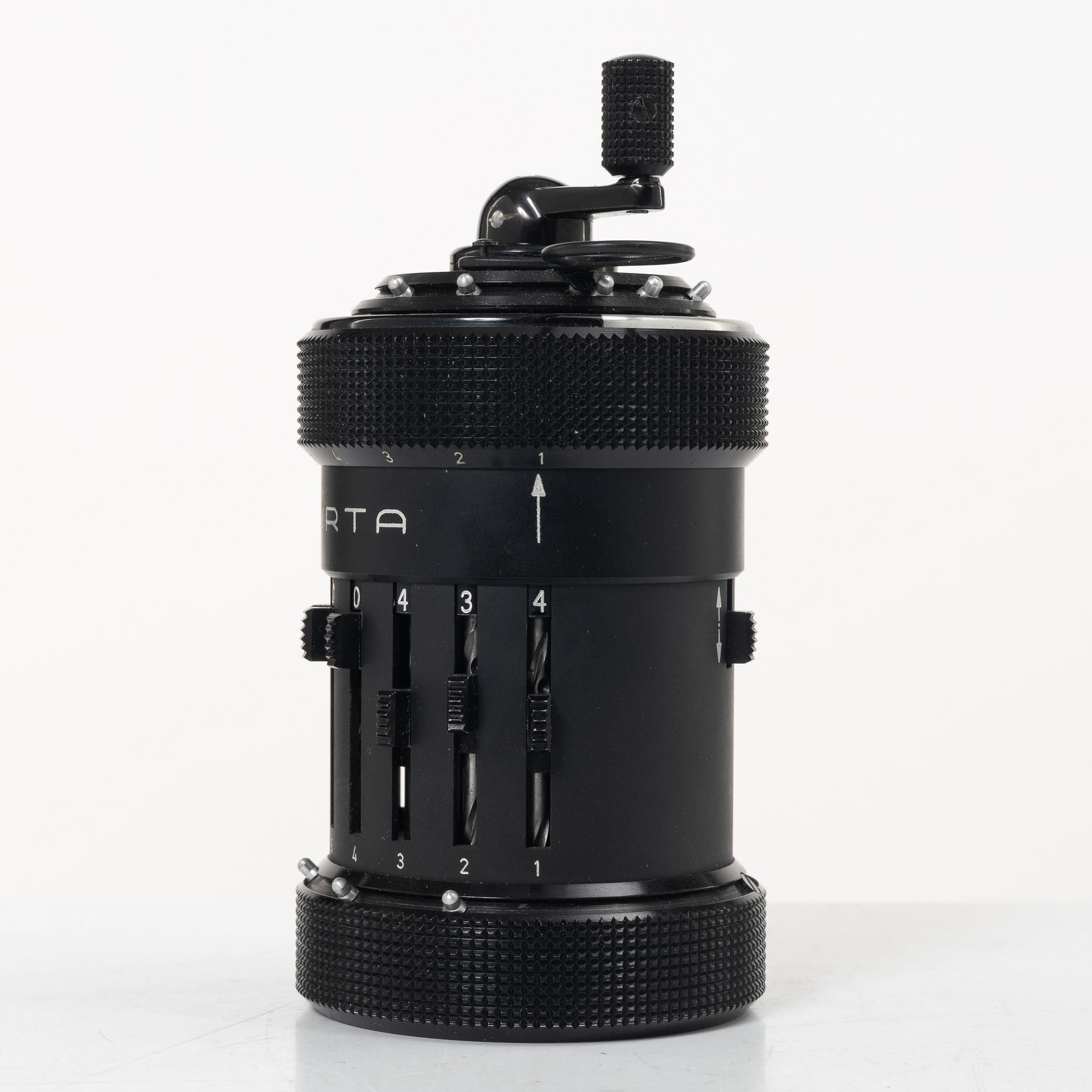 Räknemaskin, "Curta, Type I", utvecklad av Curt Herzstark, Contina AG Mauren, Lichtenstein, formgiven 1947.