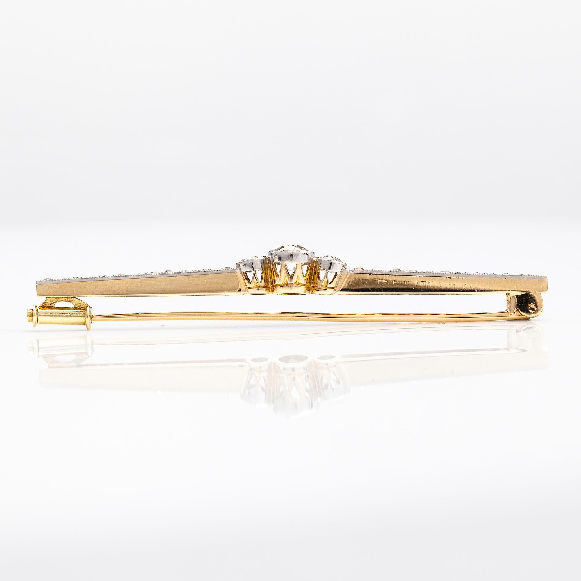 A gold brooch with old cut diamonds ca. 1.05 ct in total.