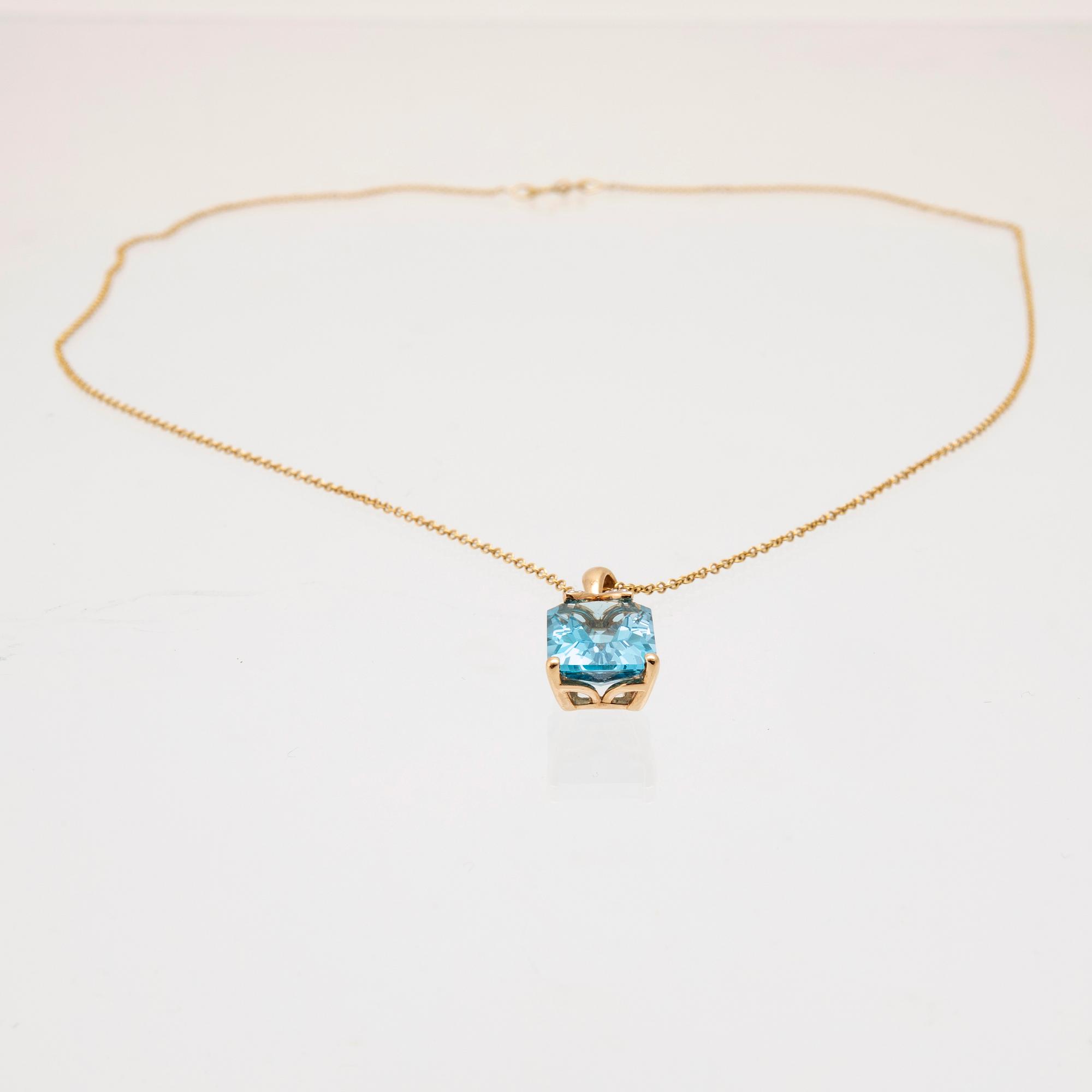 Halsband 14K guld med trappslipad blå topas och runda briljantslipade diamanter.