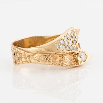 Ring, 18K guld med briljantslipade diamanter.