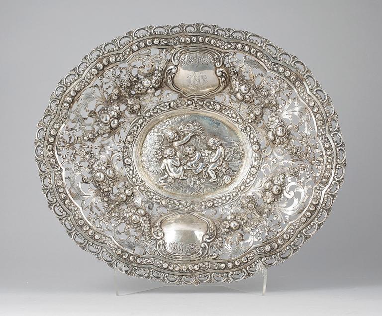 PESENTERFAT, silver, barockstil. svenska importstämplar, 1900-tal. Vikt ca 911g.