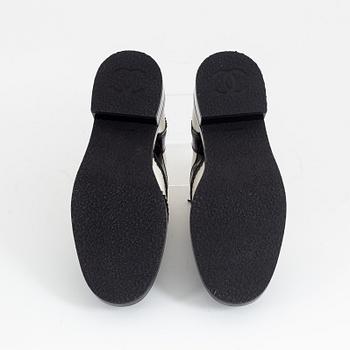 Chanel, a pair of black and white leather brogues, size 39½.