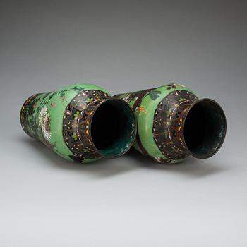 URNOR, ett par, koppar och emalj, Kina, 1800-tal.