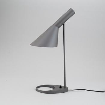 ARNE JACOBSEN, skrivbordslampa "AJ", Louis Poulsen, Danmark.