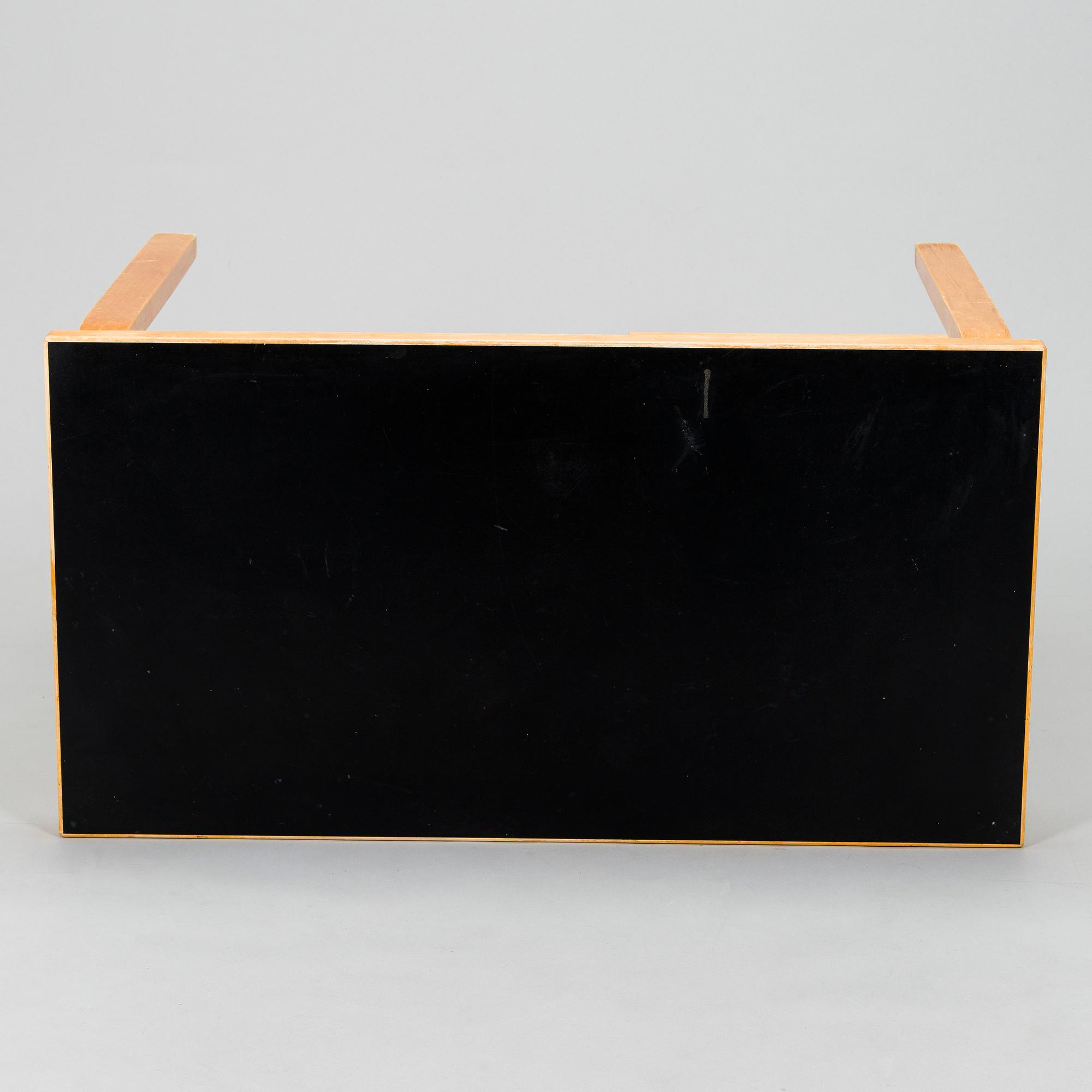 Alvar Aalto, kirjoituspöytä, "K81", O.Y. Huonekalu-ja Rakennustyötehdas A.B. 1900-luvun puoliväli.