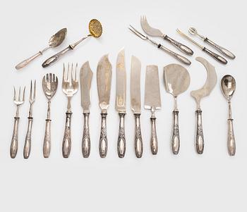 A 16-piece set of serving cutlery, silver handles with steel blades, Russian import marks, Riga 1908-1926.