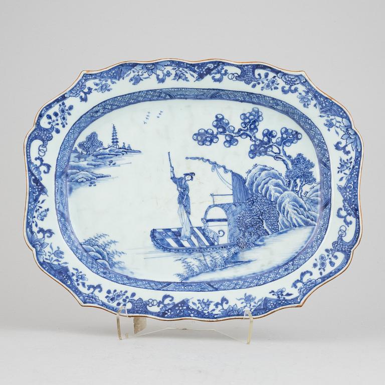 A Chinese blue and white porcelain terrine dish, Qing dynasty, Qianlong (1736-1795).