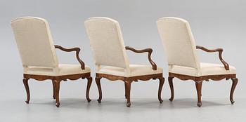 KARMSTOLAR, tre stycken. England, 1700-tal. Rokoko.