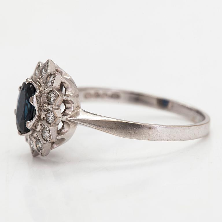 Ring, carmosé, 14K vitguld, diamanter tot. ca 0.18 ct och safir. Kultakeskus Tavastehus, 1984.