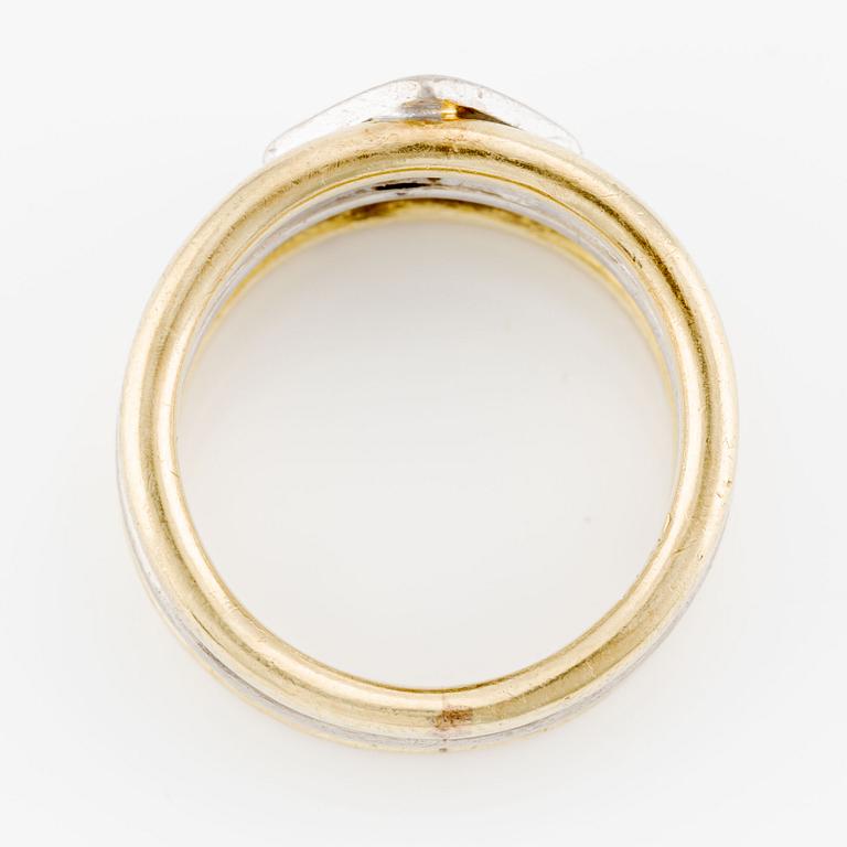 Ring in 14K gold with round brilliant-cut diamonds.