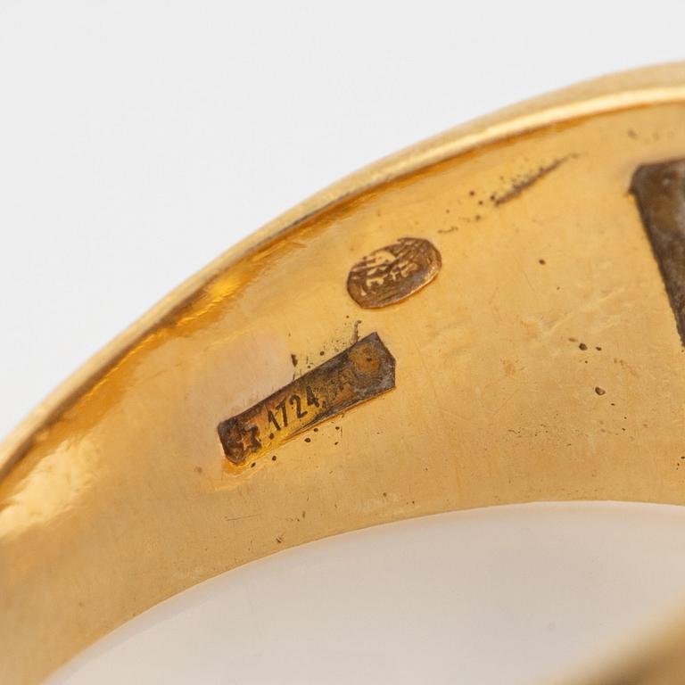 Ring 18K gold with eight-cut diamonds.