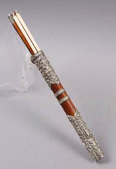 BESTICKTROUSSE, Kina. 1900-tal.