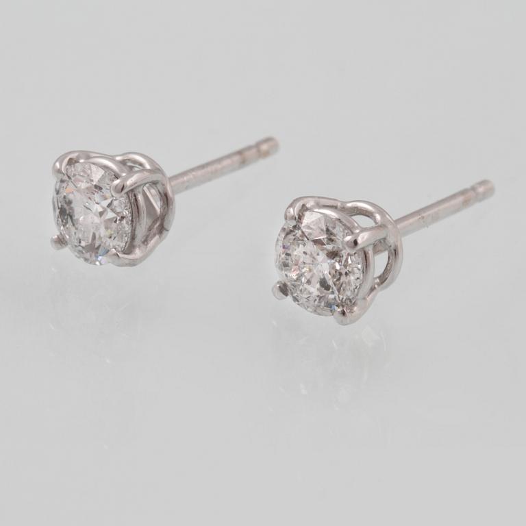 ÖRHÄNGEN, 18K vitguld med briljantslipade diamanter ca 1.09 ct. Vikt 1,7 gram.