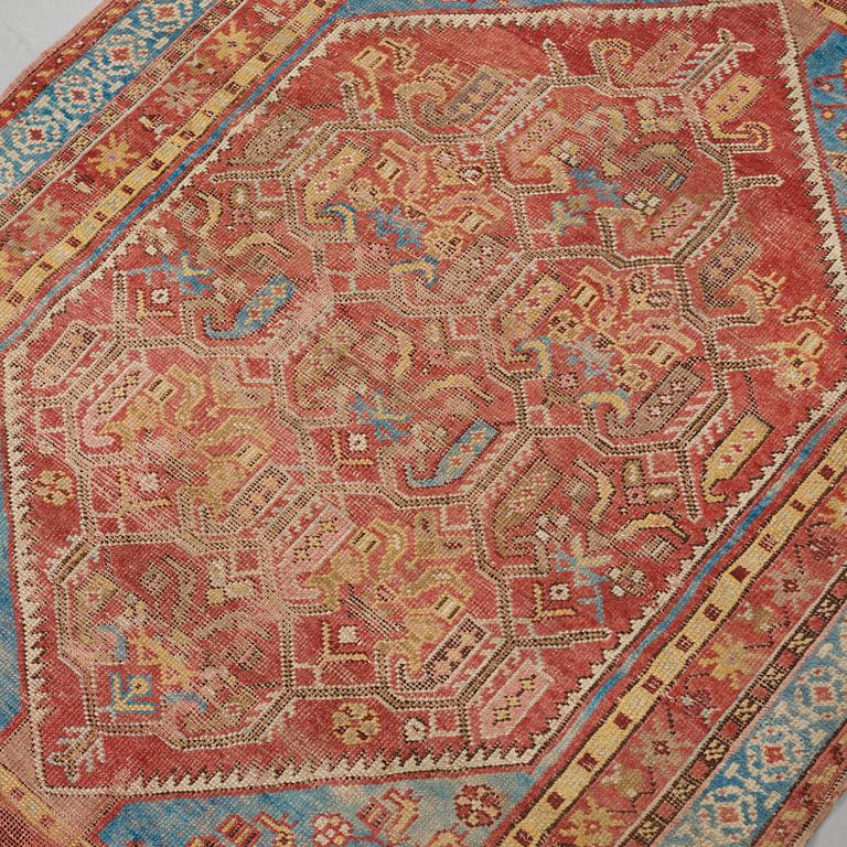 MATTO, an antique Anatolian, the Ottoman Empire, ca 154,5-158 x 99,5-102,5 cm (as well as 1 cm flat weave at one end).