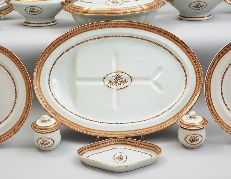SERVIS, 58 delar, kompaniporslin. Qing dynastin, Qianlong (1736-95).