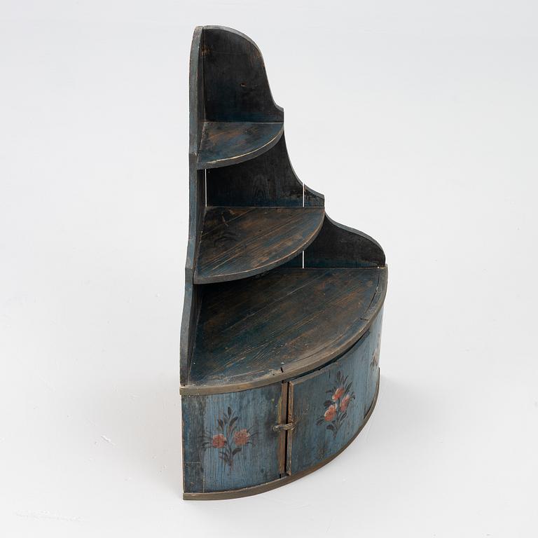 Hörnhängskåp, allmoge, 1800-tal.