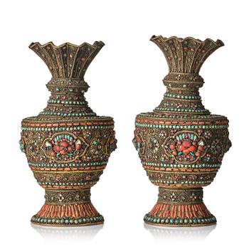 910. A pair of Tibetan/Nepalese filigree vases with stone inlay, 19th century.