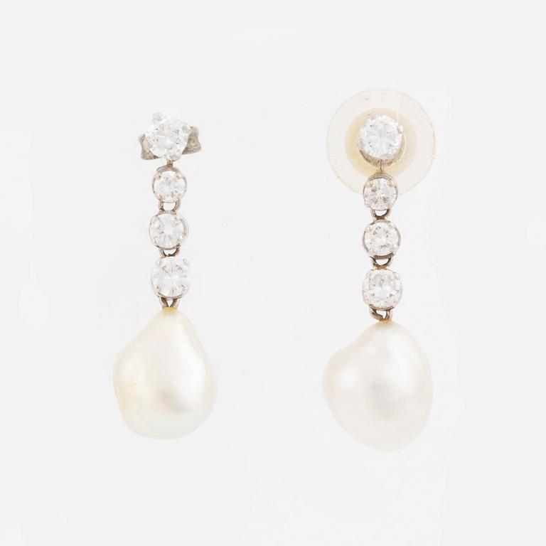 A pair of 18K white gold earrings set with round brilliant-cut diamonds with two pairs of detachable pendants.