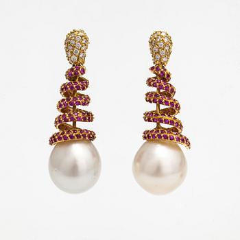 A pair of 18K gold earrings with rubies, diamonds ca. 0.96 ct in total and cultured pearls.