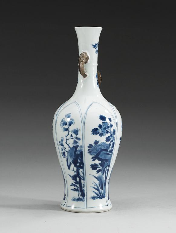 A blue and white vase, Qing dynasty, Kangxi (1662-1722).
