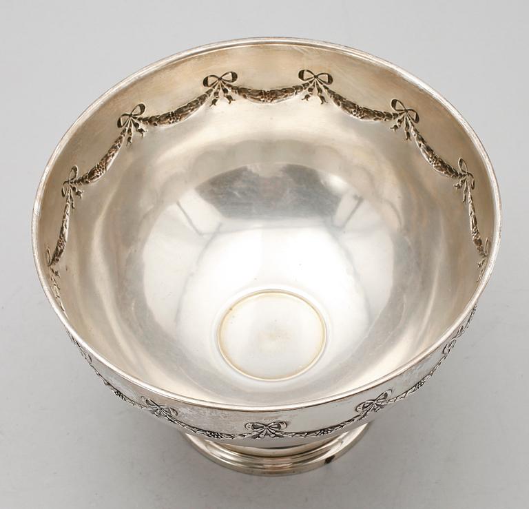 SKÅL PÅ FOT, silver, CG Hallberg, Stockholm 1905.