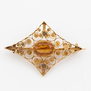 Brosch, 18K guld, filigranarbete med citrin.