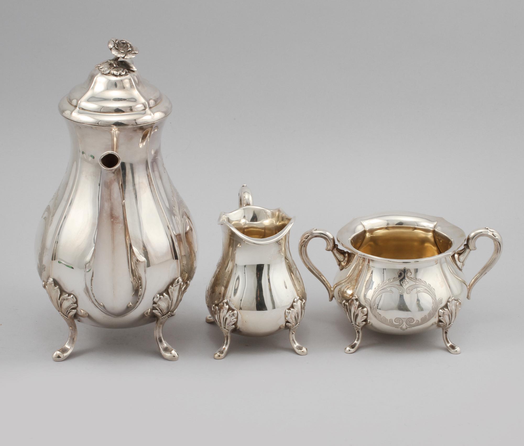 KAFFESERVIS, 3 delar, silver, bär importstämplar, rokokostil, 1900-tal, vikt ca 999 gram.