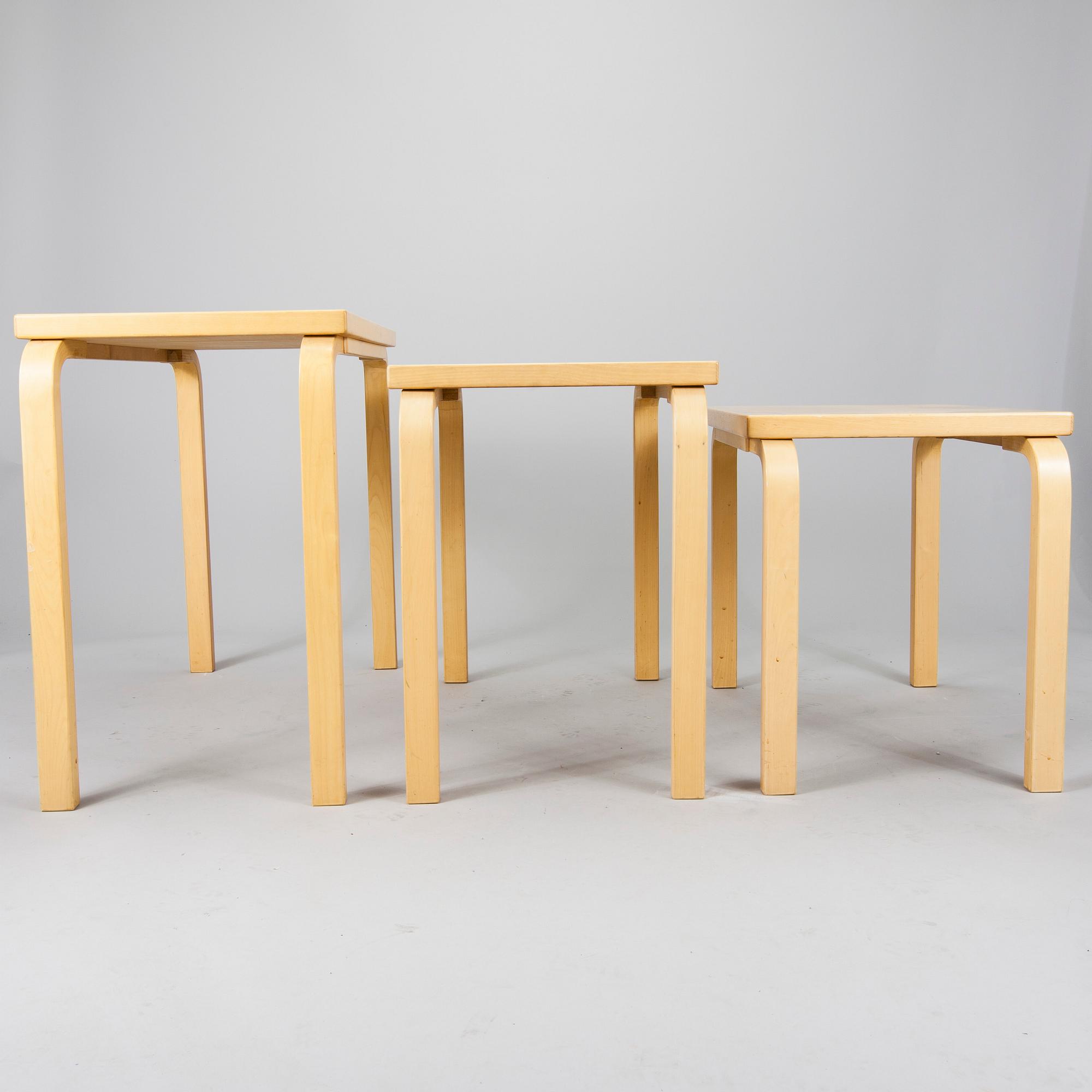 SARJAPÖYTÄ, 3 osaa, malli 88 A, Alvar Aalto, Artek 1970-luku.