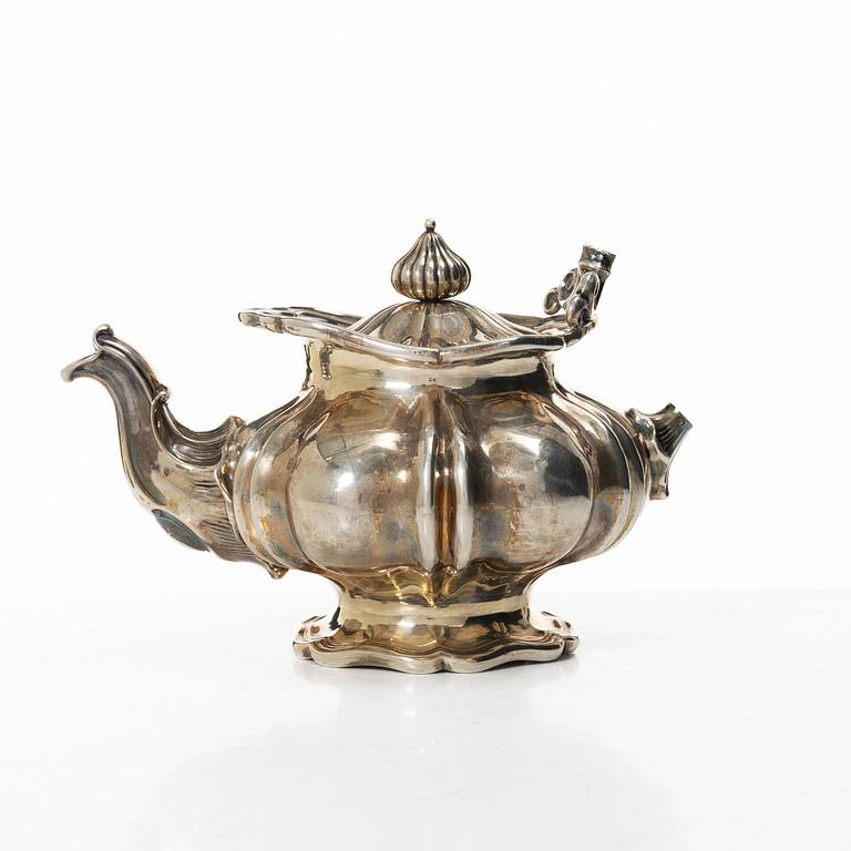 A Swedish silver teapot, marks of William Lyon, Gothenburg 1854.