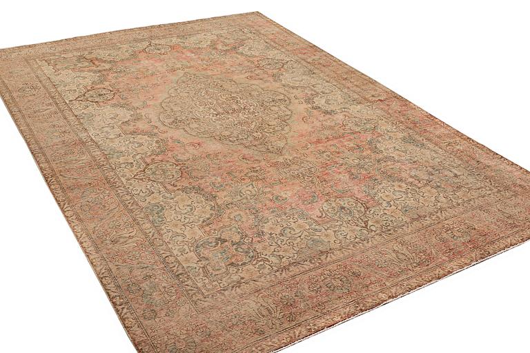 A carpet, Persian, Vintage Design, ca 470 x 298 cm.