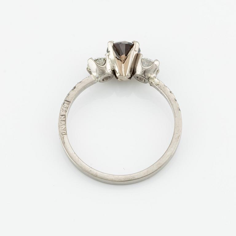 Ring with brown-orange diamond and brilliant-cut diamonds.