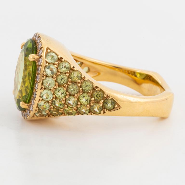 RING, guld med peridoter och briljantslipade diamanter.