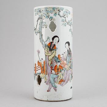 A Chinese famille rose porcelain hat stand, first half of the 20th century.