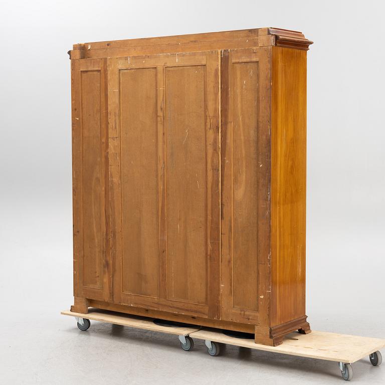 Klädskåp, jugend, 1900-talets första hälft.