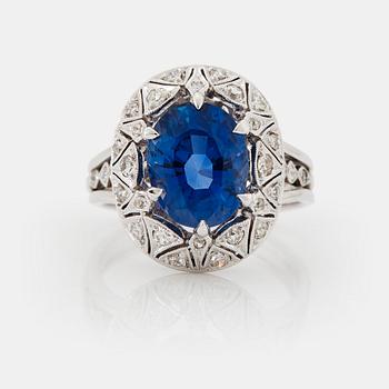 An 18K white gold ring set with a faceted sapphire.