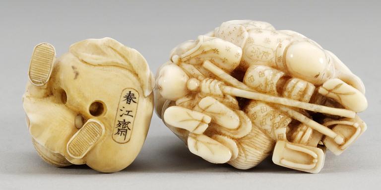 OKIMONO samt NETSUKE, elfenben. Meiji, Japan.