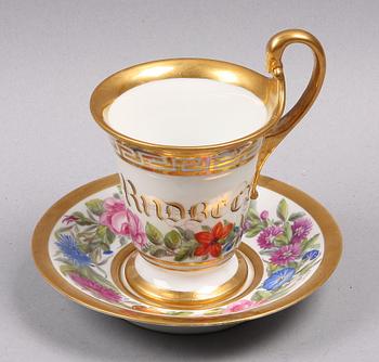 PRAKTKOPP med FAT, samt KOPP med FAT, porslin. 1800-tal, bl a Sevres.