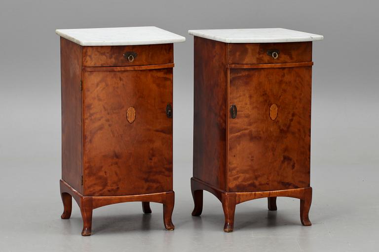 SÄNGKAMMARMÖBEL, 8 delar. 1900-talets första hälft.