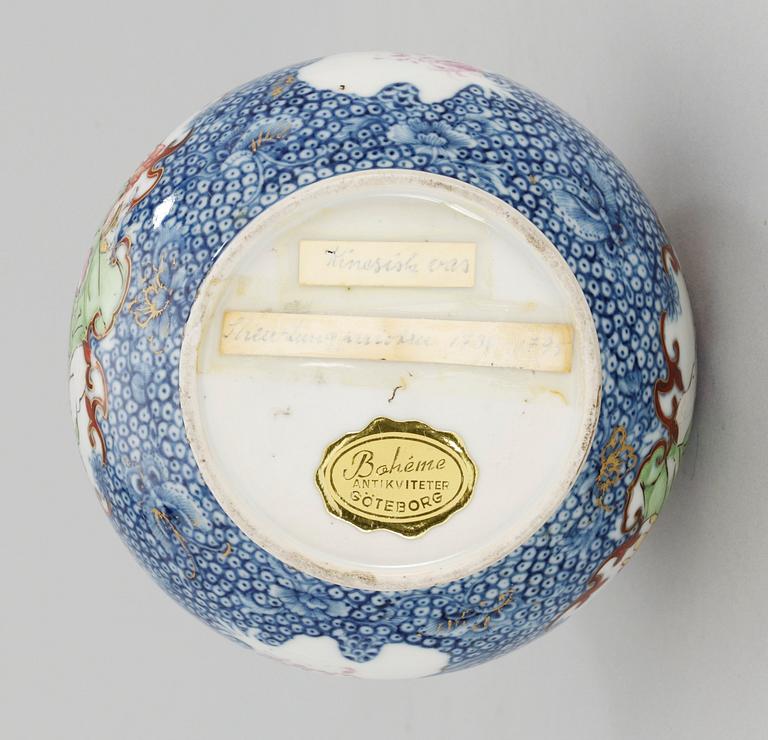 FLASKA, porslin. Qingdynastin, 1700-tal.