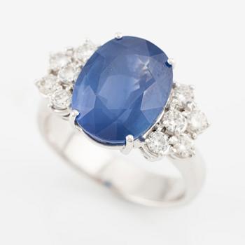 Ring in 18K gold with a faceted sapphire and round brilliant-cut diamonds.