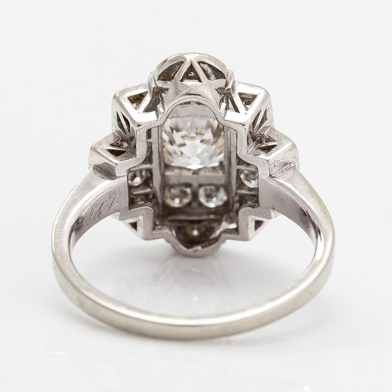 Ring, 18K vitguld och diamanter ca 1.00 ct totalt. G Dahlgren & Co, Malmö 1947.