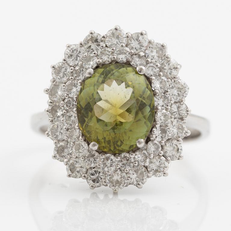 Ring, cocktailring 18K vitguld med ljusgrön turmalin och briljantslipade diamanter.