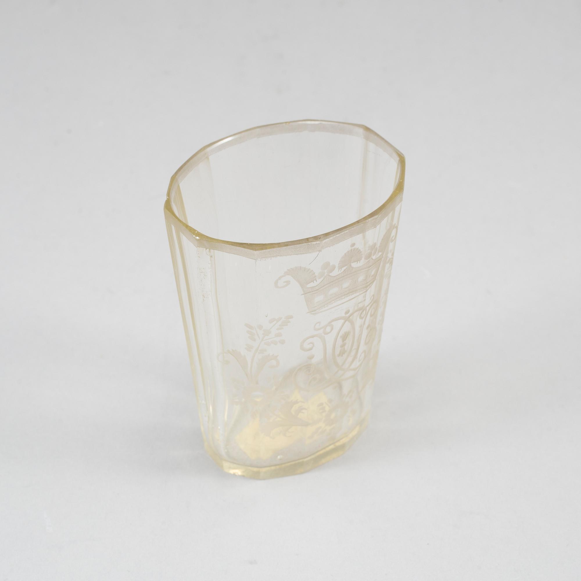 Bägare, glas. 1700-tal, troligen Böhmen.