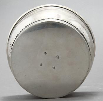 SKÅL PÅ FOT samt SKÅL och KAROTT, silver, Sverige och Danmark, 1900-tal. Vikt 700 gram.