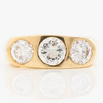 Ring in 18K gold with three brilliant-cut diamonds.
